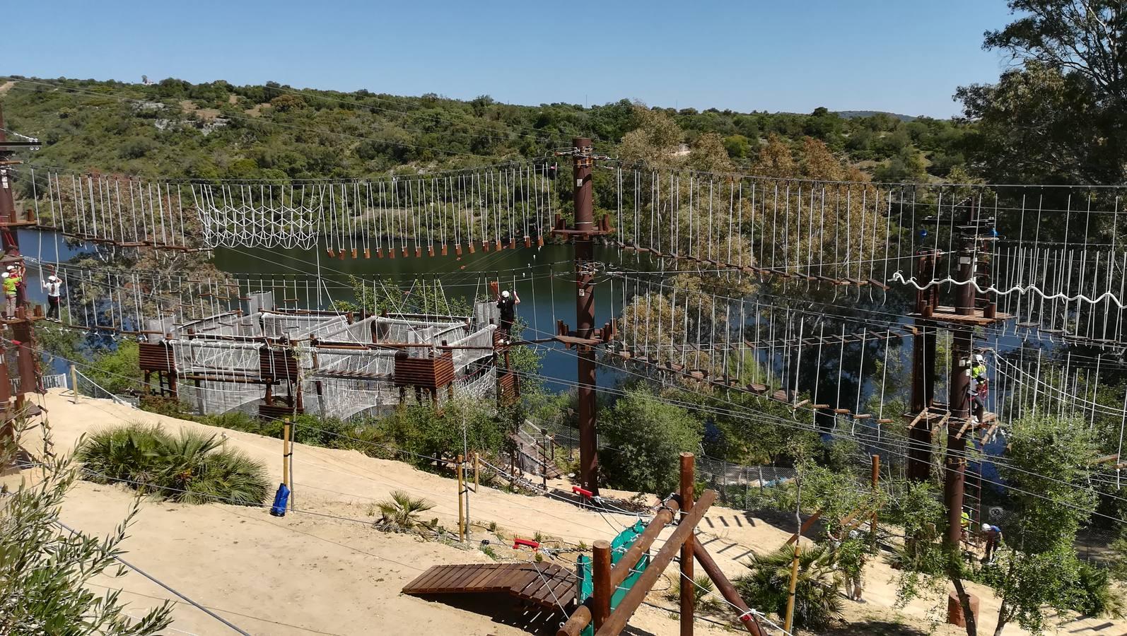 El parque multiaventura de Hornachuelos arranca desbordado por la gran demanda